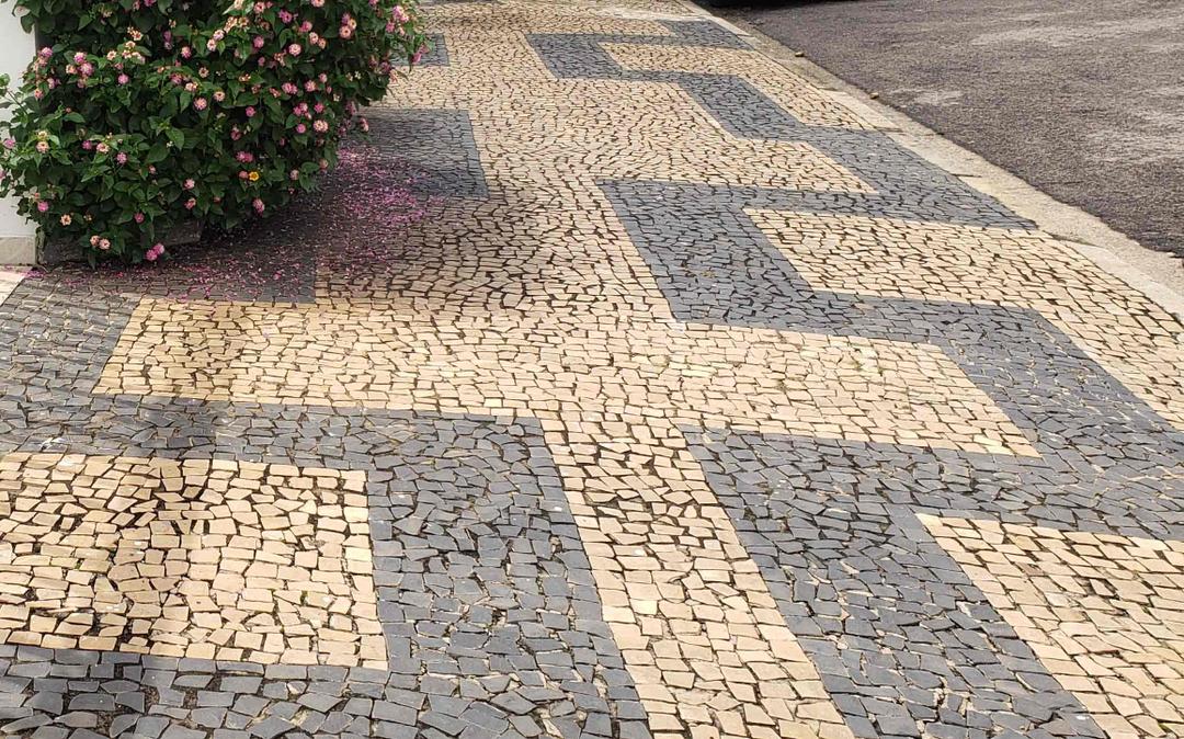 pedra portuguesa em labirinto